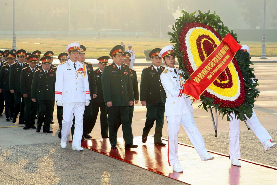 Các vị lãnh đạo Đảng, Nhà nước, nguyên lãnh đạo Đảng, Nhà nước, Ủy ban Trung ương Mặt trận Tổ quốc Việt Nam do Tổng Bí thư Nguyễn Phú Trọng dẫn đầu đến đặt vòng hoa và vào Lăng viếng Chủ tịch Hồ Chí Minh. (Ảnh: Phạm Kiên/TTXVN)