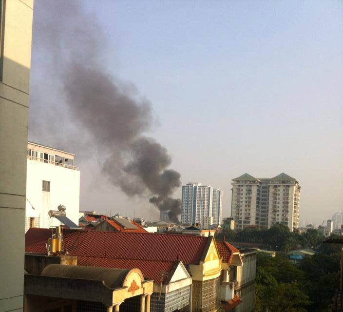 Từ xa có thể nhìn thấy rõ cột khói từ đám cháy (Ảnh: Hồng Anh/CTV)