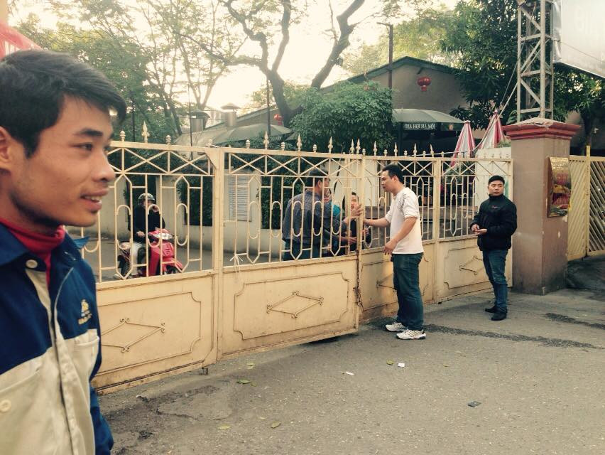 Bảo vệ công ty đóng chặt cổng không cho người ngoài tiếp cận (Ảnh: Sơn Bách/Vietnam+)