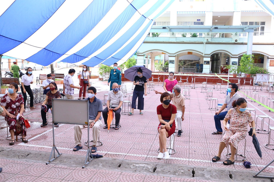 Người dân chờ lấy mẫu xét nghiệm SARS-Cov 2 tại trường THCS Ngô Gia Tự (phường Bạch Mai, quận Hai Bà Trưng) sáng 10/8. (Ảnh: Hoàng Hiếu/TTXVN)