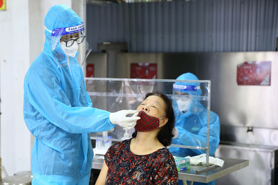 Từ ngày 10 đến ngày 17/8/2021, Thành phố Hà Nội mở đợt cao điểm lấy mẫu xét nghiệm SARS-CoV-2 cho khu vực và nhóm người nguy cơ cao. (Ảnh: Tuấn Đức/TTXVN)