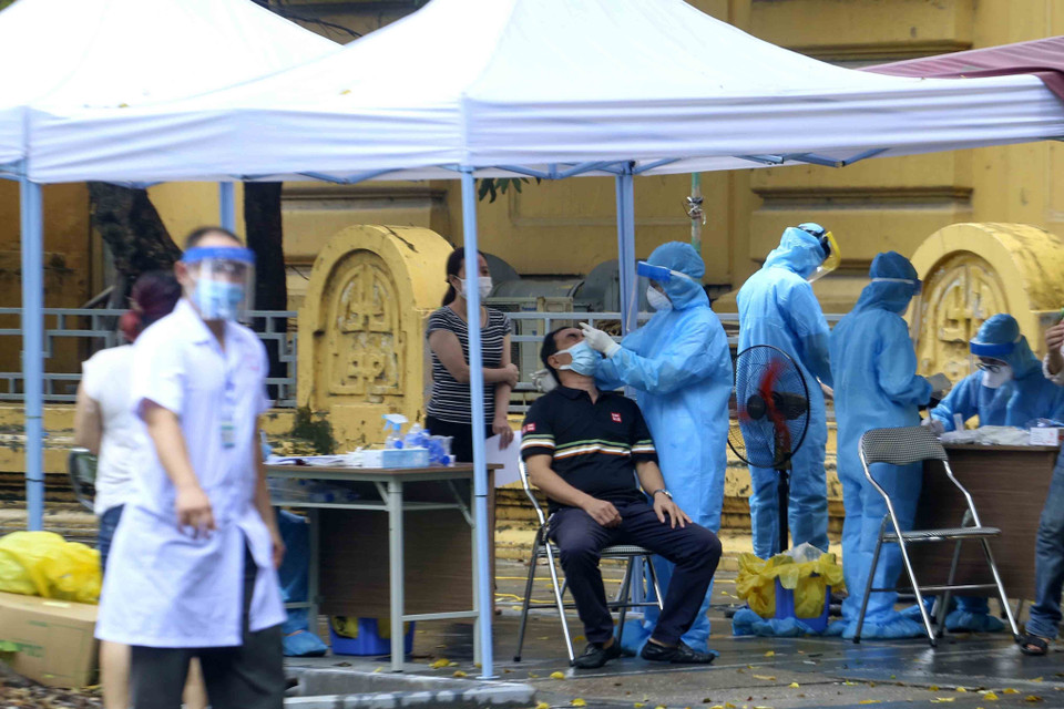 Đối tượng lấy mẫu bao gồm người đang sinh sống tại các nơi có nhiều bệnh nhân, nhiều ổ dịch, mật độ dân cư lớn, giao lưu đi lại nhiều có nguy cơ bùng phát dịch bệnh. (Ảnh: Tuấn Đức/TTXVN)