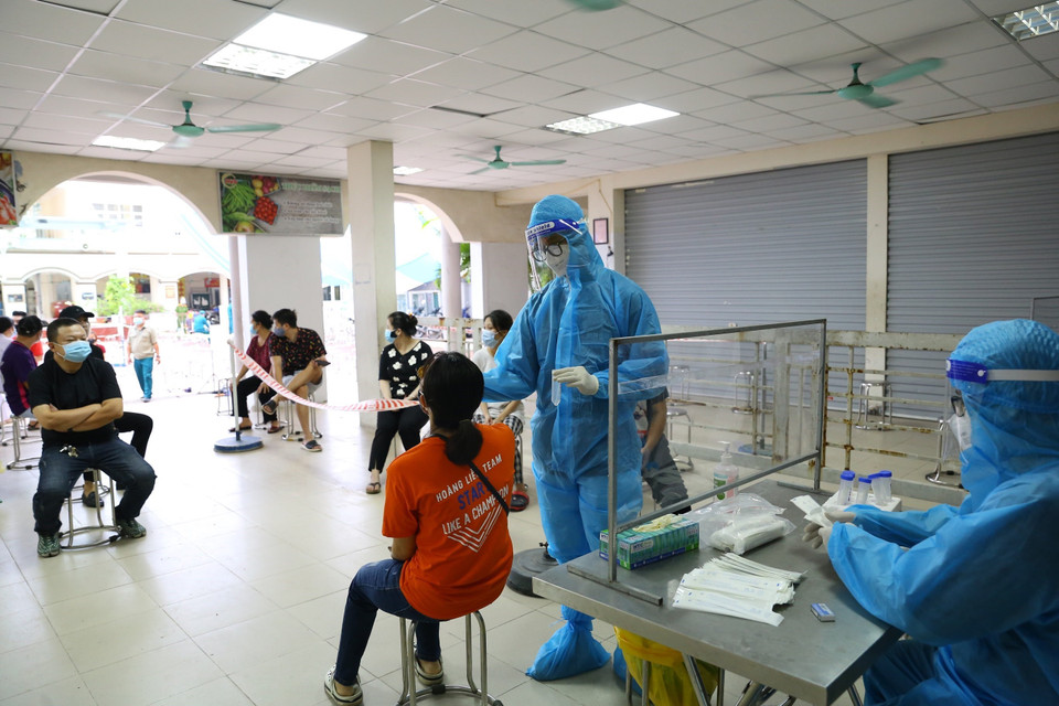 Dự kiến sáng 10/8, lực lượng chức năng sẽ lấy đủ 600 mẫu xét nghiệm được phân bổ của phường Bạch Mai (quận Hai Bà Trưng). (Ảnh: Hoàng Hiếu/TTXVN)