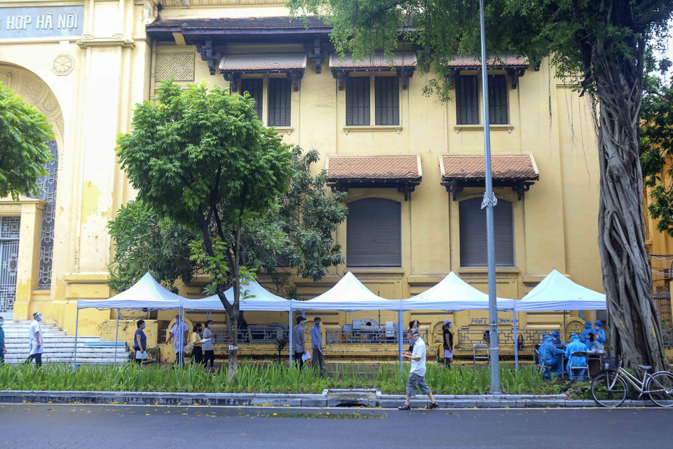 Trong đó số lượng mẫu khu vực nguy cơ là 186.000, số lượng người nguy cơ là 114.000 người. (Ảnh: Tuấn Đức/TTXVN)