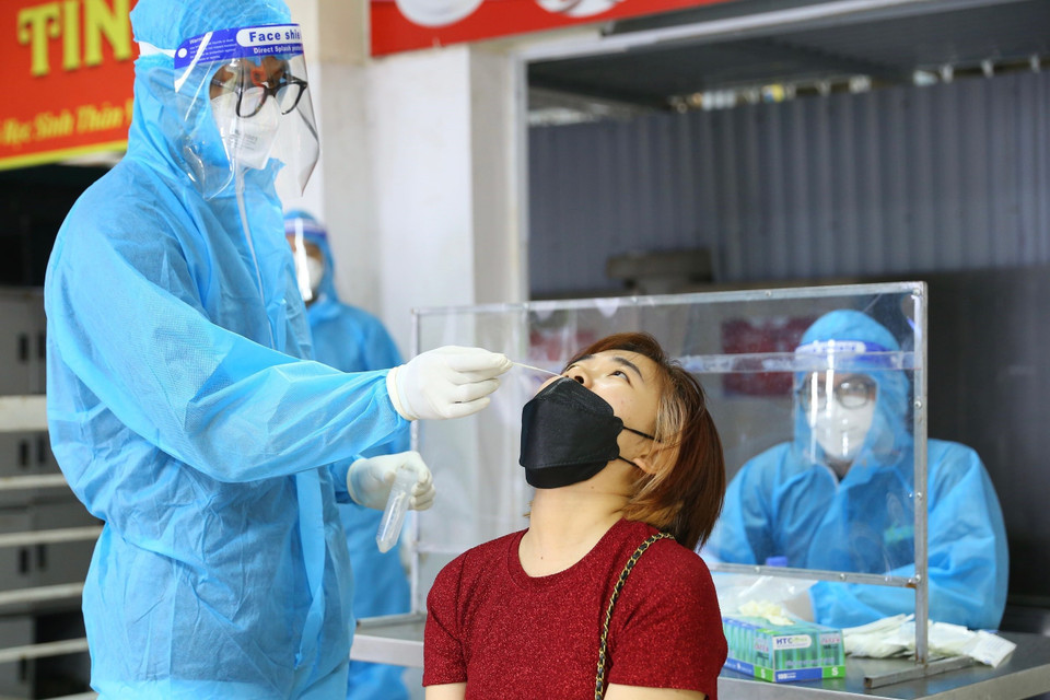 Lực lượng y tế mẫu xét nghiệm cho người dân phường Bạch Mai (quận Hai Bà Trưng) sáng 10/8. (Ảnh: Hoàng Hiếu/TTXVN)