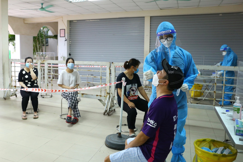 Người dân phường Phan Chu Trinh (quận Hoàn Kiếm) chờ lấy mẫu xét nghiệm COVID-19, sáng 10/8. (Ảnh: Tuấn Đức/TTXVN)