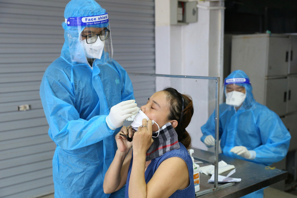 Dự kiến số lượng người được lấy mẫu là khoảng 300.000 người tại 30 quận, huyện, thị xã căn cứ theo tình hình dịch bệnh. (Ảnh: Tuấn Đức/TTXVN)