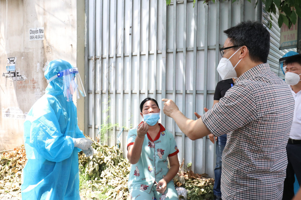 Phó Thủ tướng Vũ Đức Đam thị sát khu vực lấy mẫu xét nghiệm và yêu cầu ngành Y tế cần hướng dẫn người dân sống tại phường An Phú, thành phố Thuận An, tỉnh Bình Dương, tự lấy mẫu xét nghiệm cho nhanh, tránh chờ đợi lâu gây thêm nhiễm bệnh. (Ảnh: TTXVN)