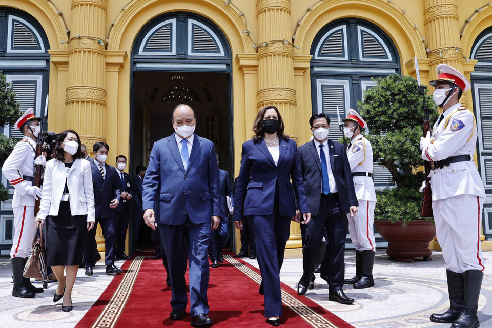 Chủ tịch nước Nguyễn Xuân Phúc tiễn Phó Tổng thống Hoa Kỳ Kamala Harris. (Ảnh: Thống Nhất/TTXVN)