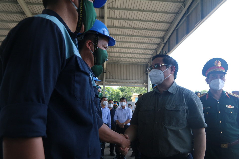 Thủ tướng Phạm Minh Chính kiểm tra công tác sẵn sàng chiến đấu và động viên các lực lượng tại sân bay Biên Hòa. (Ảnh: Công Phong/TTXVN)