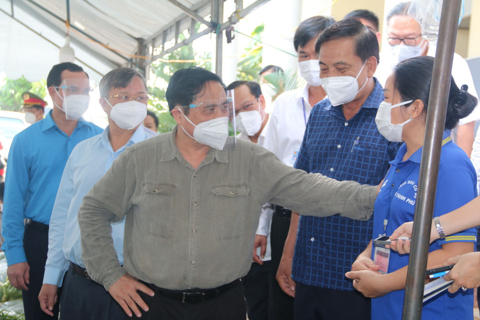 Thủ tướng Phạm Minh Chính động viên lực lượng tình nguyện viên chống dịch tại xã Thạnh Phú, huyện Vĩnh Cửu, tỉnh Đồng Nai. (Ảnh: Công Phong/TTXVN)