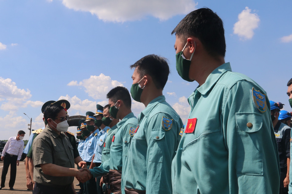 Thủ tướng Phạm Minh Chính kiểm tra công tác sẵn sàng chiến đấu và động viên các lực lượng tại sân bay Biên Hòa. (Ảnh: Công Phong/TTXVN)