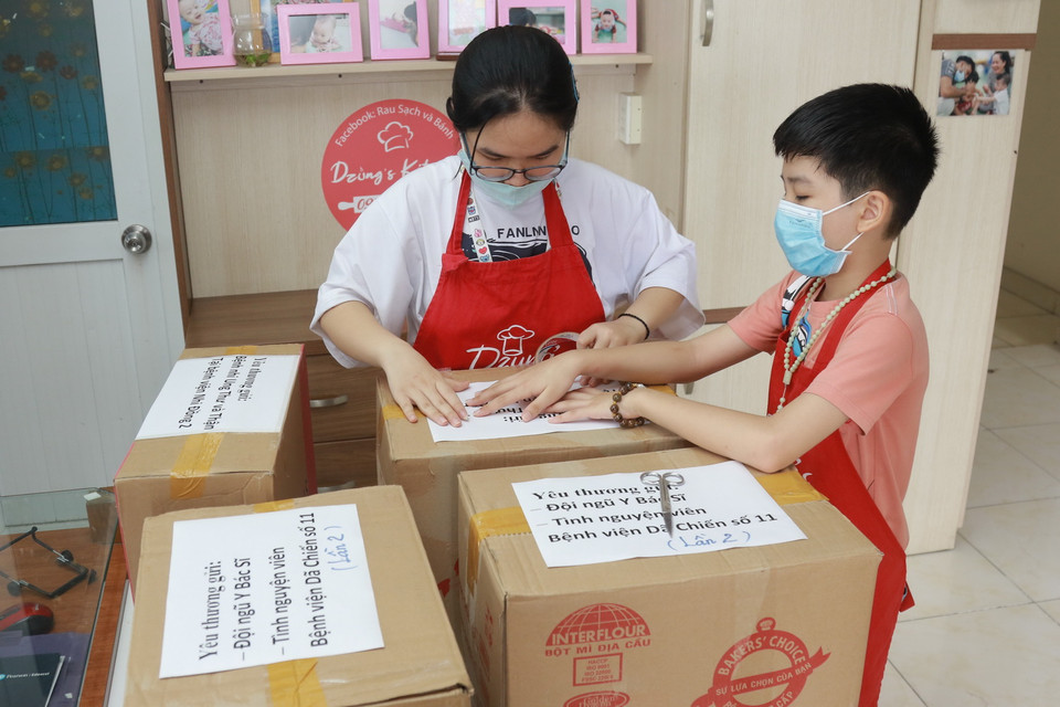 Những chiếc bánh Trung thu ngay sau khi ra lò được đóng thùng để gửi tặng các bác sỹ Bệnh viện dã chiến số 11. (Ảnh: Quang Châu/TTXVN)