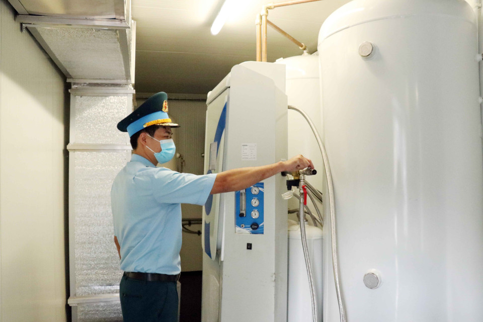 Các thiết bị máy móc sản xuất oxy được đặt gọn trong thùng một xe vận tải cỡ lớn. (Ảnh: Xuân Khu/TTXVN)