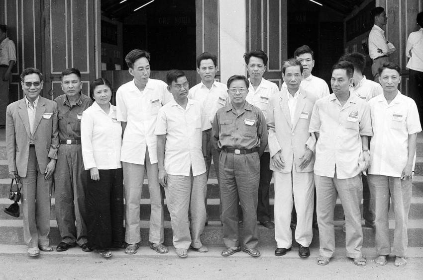 Đồng chí Lê Quang Đạo, Bí thư Trung ương Đảng cùng các đại biểu dự Đại hội đảng bộ tỉnh Vĩnh Phú lần thứ 3 (25/4/1977). (Ảnh: Xuân Lâm/TTXVN)