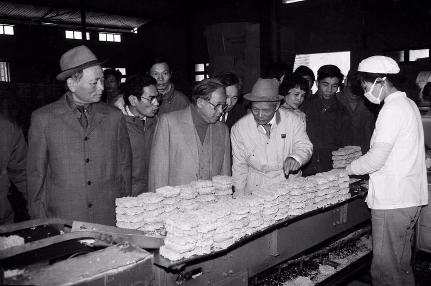 Chủ tịch Quốc hội Lê Quang Đạo thăm dây chuyền sản xuất mỳ ViFon Hà Nội, một mô hình sản xuất mới phát tuy tác dụng ở thủ đô (24/2/1991). (Ảnh: Xuân Tuân/TTXVN)