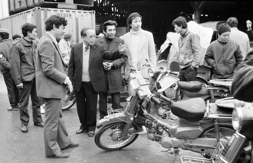 Chủ tịch Quốc hội Lê Quang Đạo thăm cán bộ, công nhân Xí nghiệp cơ điện công trình Hà Nội (25/1/1990). (Ảnh: Minh Điền/TTXVN)