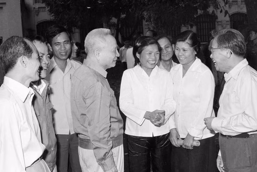 Đồng chí Lê Quang Đạo (đầu tiên, bên phải) và đồng chí Trần Quốc Hoàn nói chuyện với các đại biểu tại Hội nghị tổng kết công tác năm 1983 và triển khai nhiệm vụ năm 1984 của Ban Dân vận Trung ương (13/4/1984). (Ảnh: Xuân Lâm/TTXVN)