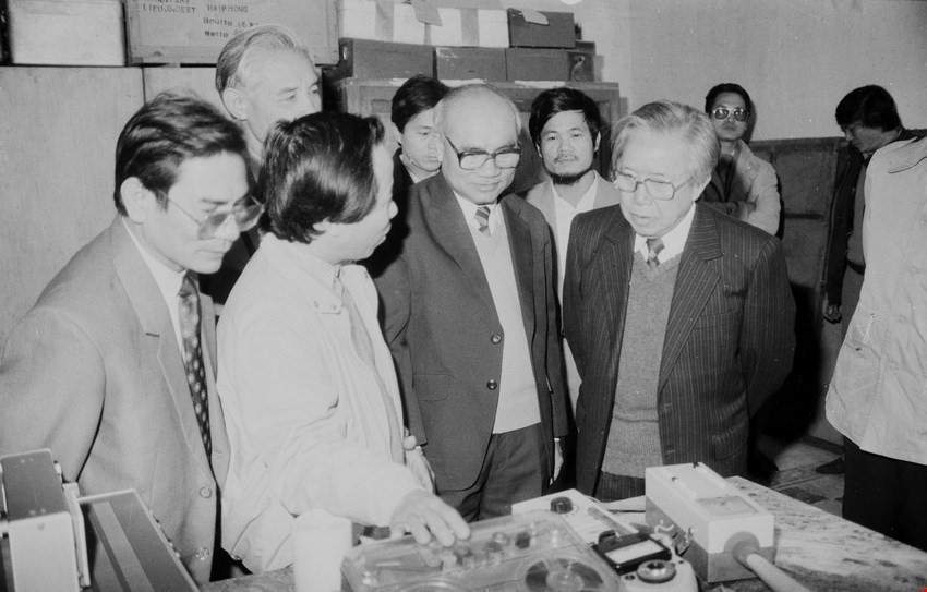 Chủ tịch Quốc hội Lê Quang Đạo thăm Viện Nghiên cứu KHKT bảo hộ lao động (Tổng Liên đoàn lao động Việt Nam), ngày 18/2/1992. (Ảnh: Đình Trân/TTXVN)