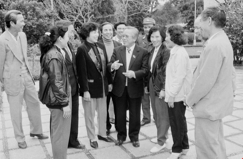 Chủ tịch Quốc hội Lê Quang Đạo gặp gỡ các đại biểu Quốc hội tại Kỳ họp thứ 11, Quốc hội khóa VIII (1992). (Ảnh: Xuân Tuân/TTXVN)