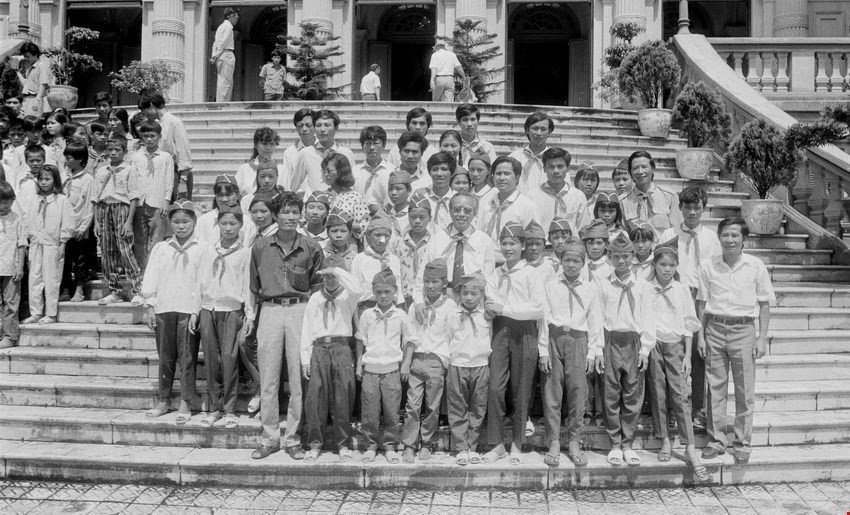 Chủ tịch Quốc hội Lê Quang Đạo với thiếu nhi, học sinh xuất sắc là con thương binh, liệt sỹ của tỉnh Nghệ An (22/7/1992). (Ảnh: Xuân Tuân/TTXVN)