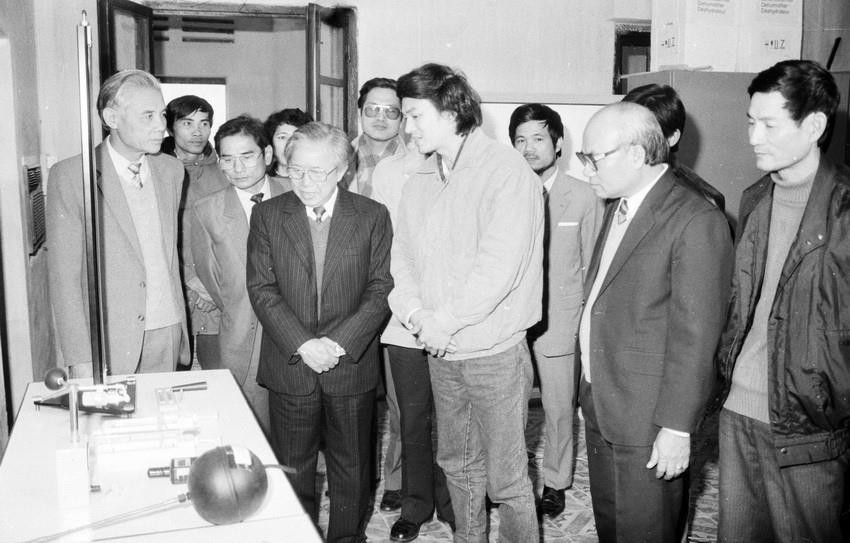 Chủ tịch Quốc hội Lê Quang Đạo thăm Viện Nghiên cứu KHKT bảo hộ lao động (Tổng Liên đoàn lao động Việt Nam), ngày 18/2/1992. (Ảnh: Đình Trân/TTXVN)