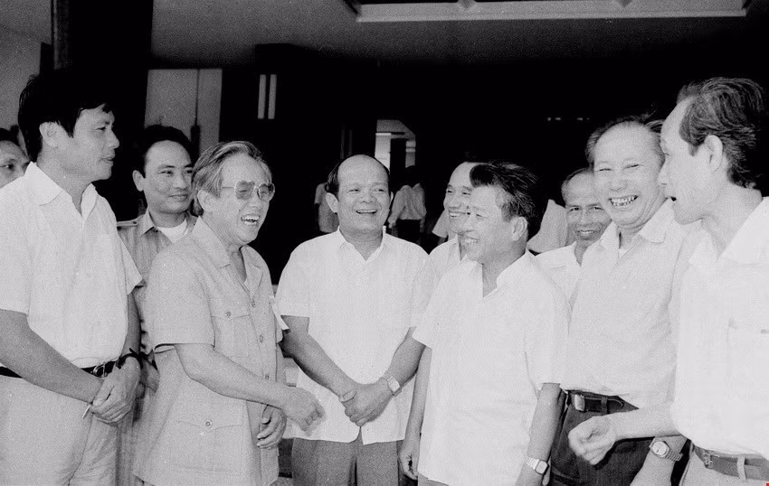 Chủ tịch Quốc hội Lê Quang Đạo nói chuyện thân mật với các đại biểu dự Hội nghị toàn quốc Hội đồng nhân dân lần thứ IV (1992). (Ảnh: Tứ Hải/TTXVN)
