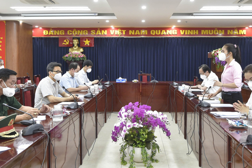 Phó Thủ tướng Vũ Đức Đam làm việc với Lãnh đạo Quận 6. (Ảnh: TTXVN phát)