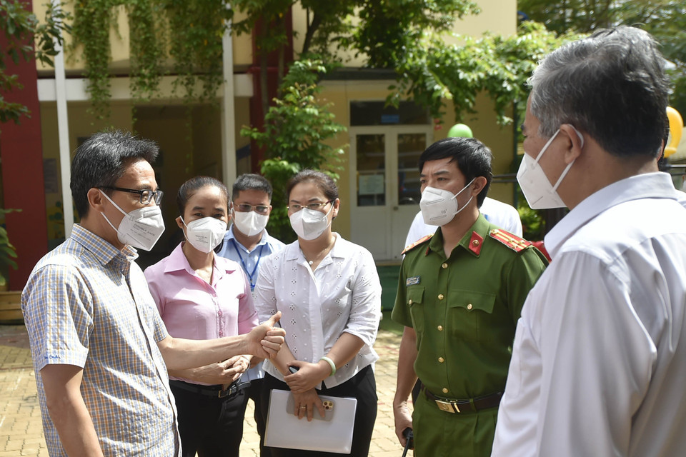 Phó Thủ tướng Vũ Đức Đam trao đổi với Lãnh đạo Quận 6 về công tác phòng, chống dịch COVID-19. (Ảnh: TTXVN phát)