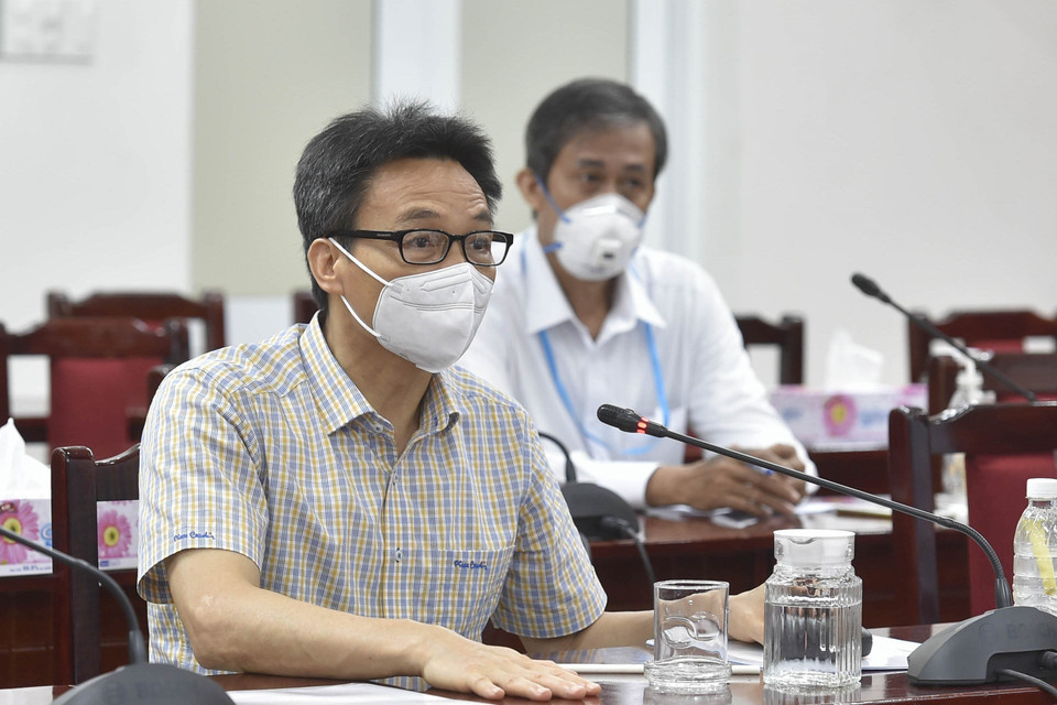 Phó Thủ tướng Vũ Đức Đam trao đổi với Lãnh đạo Quận 6. (Ảnh: TTXVN phát)