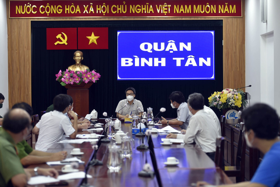 Phó Thủ tướng Vũ Đức Đam làm việc Lãnh đạo quận Bình Tân. (Ảnh: TTXVN phát)