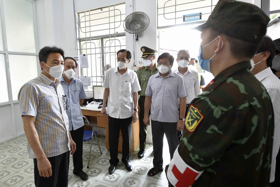 Phó Thủ tướng Vũ Đức Đam kiểm tra tại Trạm y tế lưu động Phường 11, Quận 6. (Ảnh: TTXVN phát)