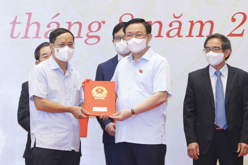 Chủ tịch Quốc hội Vương Đình Huệ trao Nghị quyết và quà tặng đối với các đồng chí đại biểu Quốc hội chuyên trách ở Trung ương khóa XIV không tái cử và cán bộ thuộc thẩm quyền quản lý của Ủy ban Thường vụ Quốc hội. (Ảnh: Doãn Tấn/TTXVN)