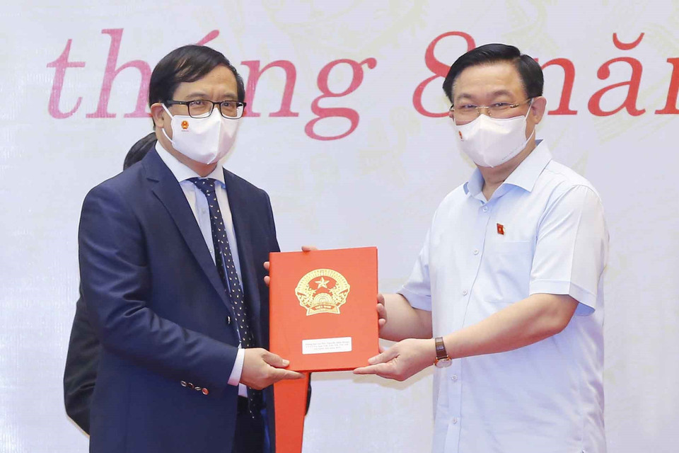 Chủ tịch Quốc hội Vương Đình Huệ trao Nghị quyết và quà tặng đối với các đồng chí đại biểu Quốc hội chuyên trách ở Trung ương khóa XIV không tái cử và cán bộ thuộc thẩm quyền quản lý của Ủy ban Thường vụ Quốc hội. (Ảnh: Doãn Tấn/TTXVN)