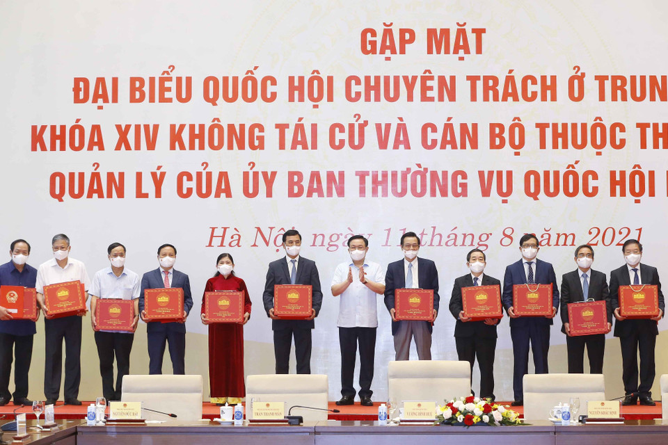 Chủ tịch Quốc hội Vương Đình Huệ trao Nghị quyết và quà tặng đối với các đồng chí đại biểu Quốc hội chuyên trách ở Trung ương khóa XIV không tái cử và cán bộ thuộc thẩm quyền quản lý của Ủy ban Thường vụ Quốc hội. (Ảnh: Doãn Tấn/TTXVN)