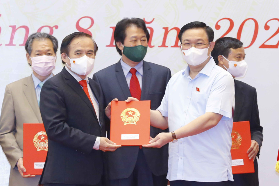 Chủ tịch Quốc hội Vương Đình Huệ trao Nghị quyết và quà tặng đối với các đồng chí đại biểu Quốc hội chuyên trách ở Trung ương khóa XIV không tái cử và cán bộ thuộc thẩm quyền quản lý của Ủy ban Thường vụ Quốc hội. (Ảnh: Doãn Tấn/TTXVN)