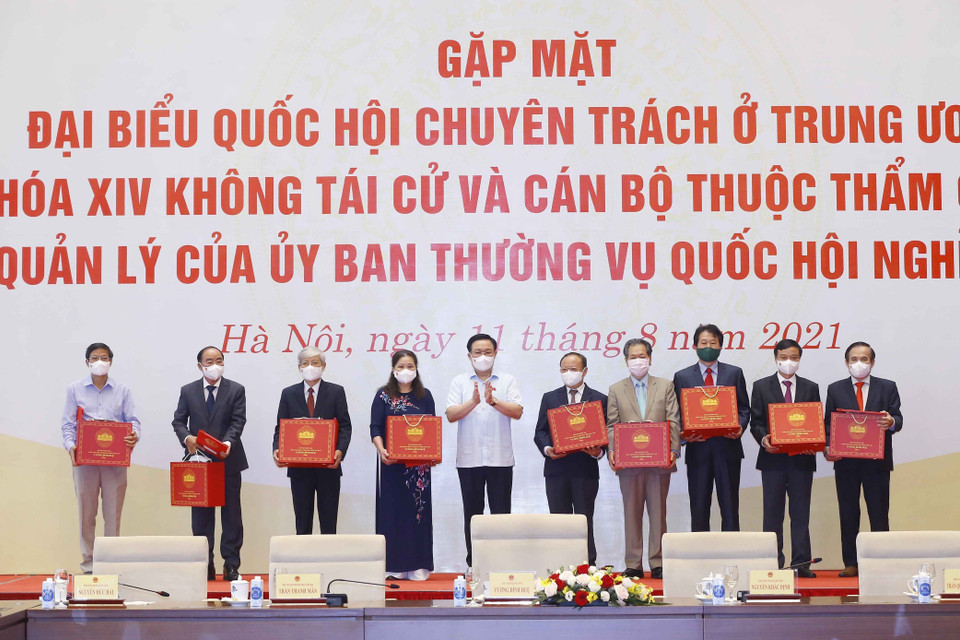 Chủ tịch Quốc hội Vương Đình Huệ trao Nghị quyết và quà tặng đối với các đồng chí đại biểu Quốc hội chuyên trách ở Trung ương khóa XIV không tái cử và cán bộ thuộc thẩm quyền quản lý của Ủy ban Thường vụ Quốc hội. (Ảnh: Doãn Tấn/TTXVN)