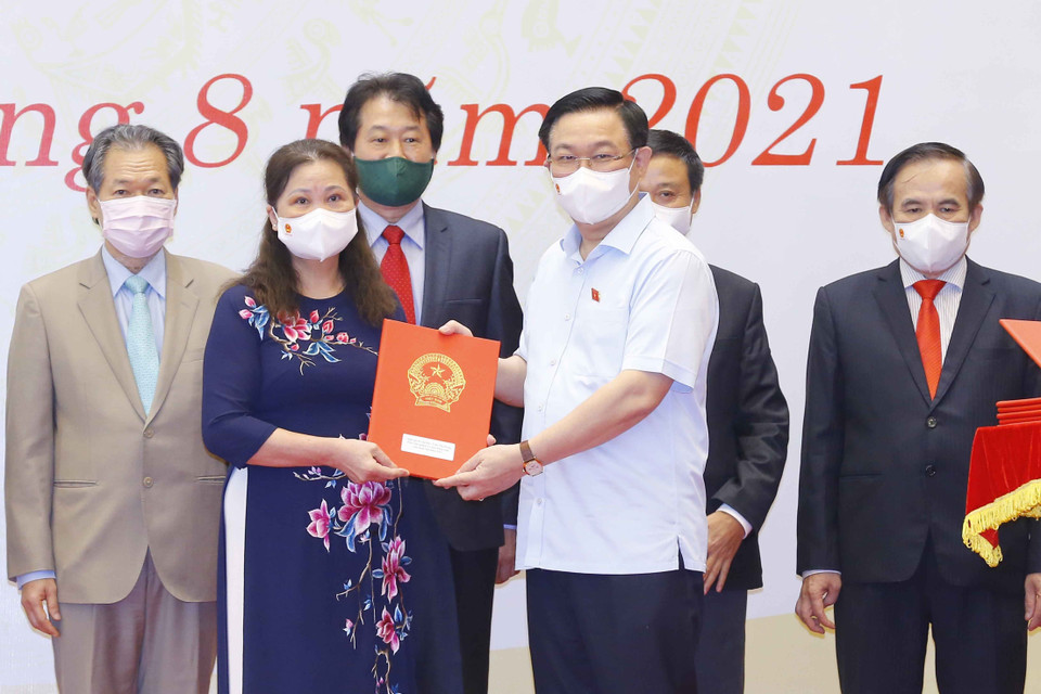 Chủ tịch Quốc hội Vương Đình Huệ trao Nghị quyết và quà tặng đối với các đồng chí đại biểu Quốc hội chuyên trách ở Trung ương khóa XIV không tái cử và cán bộ thuộc thẩm quyền quản lý của Ủy ban Thường vụ Quốc hội. (Ảnh: Doãn Tấn/TTXVN)