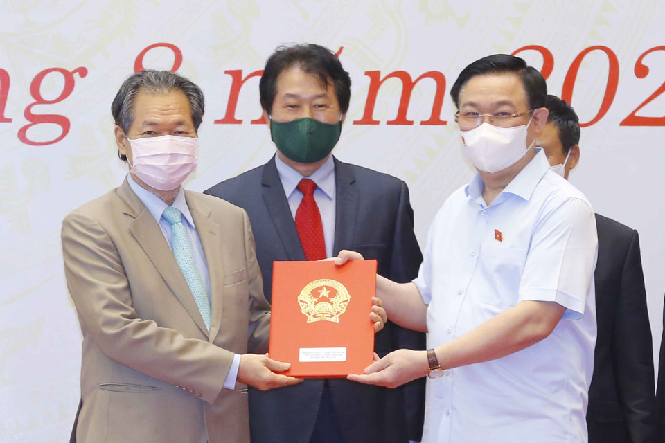 Chủ tịch Quốc hội Vương Đình Huệ trao Nghị quyết và quà tặng đối với các đồng chí đại biểu Quốc hội chuyên trách ở Trung ương khóa XIV không tái cử và cán bộ thuộc thẩm quyền quản lý của Ủy ban Thường vụ Quốc hội. (Ảnh: Doãn Tấn/TTXVN)