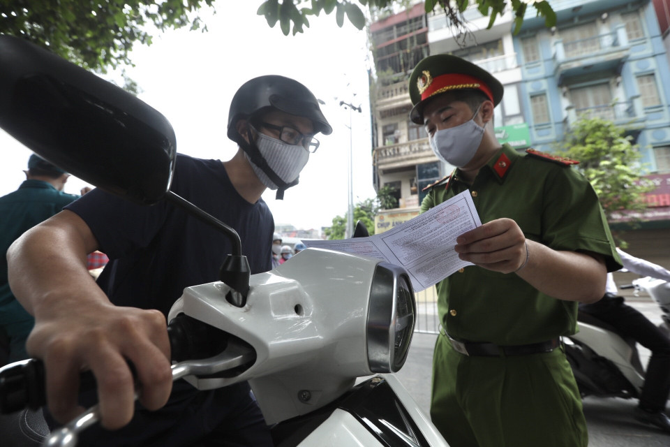 Sáng 9/8 tại các chốt kiểm soát, lực lượng chức năng tăng cường công tác kiểm soát, tuyên truyền, nhắc nhở người dân thực hiện theo quy định của UBND thành phố đối với giấy đi đường trên địa bàn.(Ảnh: Minh Quyết/TTXVN)