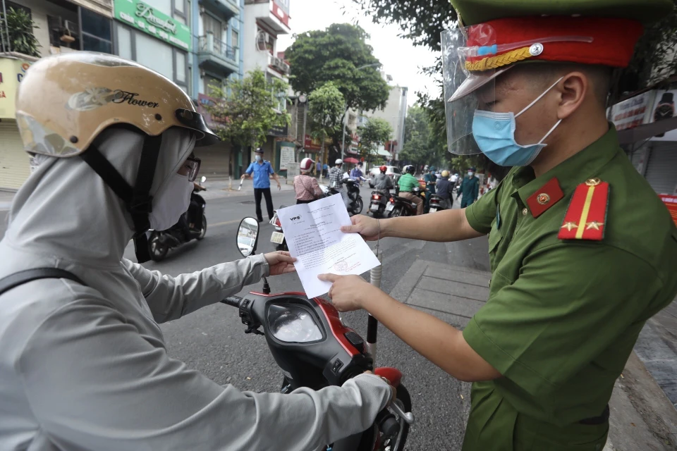 Hà Nội vừa có văn bản siết chặt việc cấp và sử dụng giấy đi đường thời gian giãn cách xã hội theo Công điện số 18 của UBND thành phố Hà Nội. (Ảnh: Minh Quyết/TTXVN)