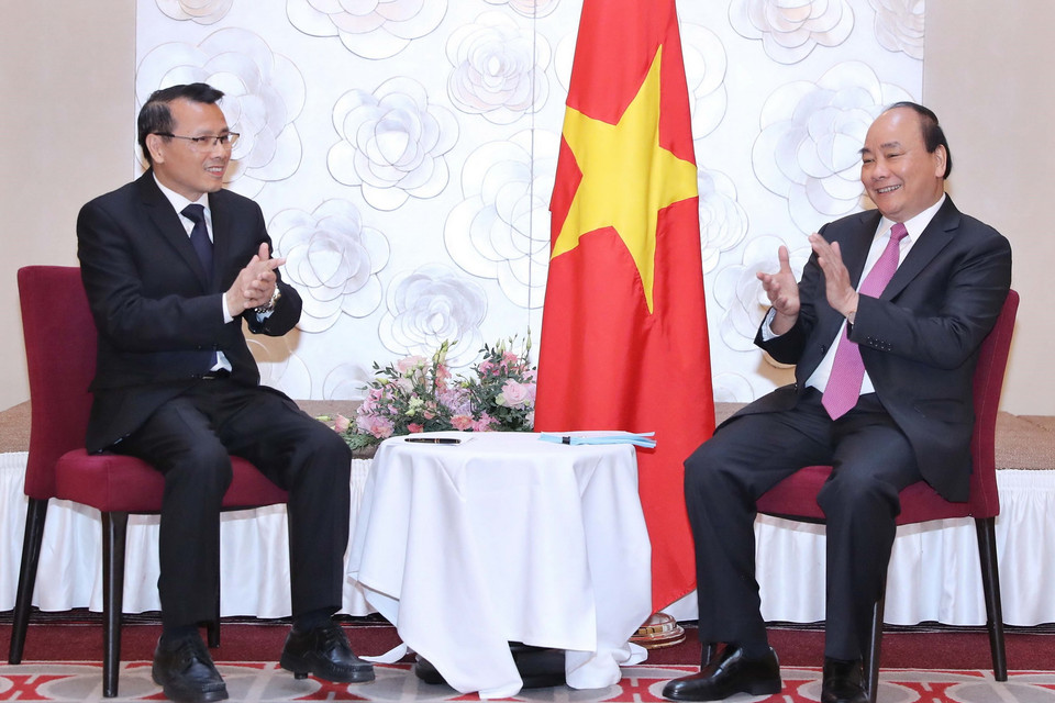 Thủ tướng Nguyễn Xuân Phúc và Chủ tịch Hội người Việt Nam tại Cộng hòa Czech Nguyễn Duy Nhiên. (Ảnh: Thống Nhất/TTXVN)