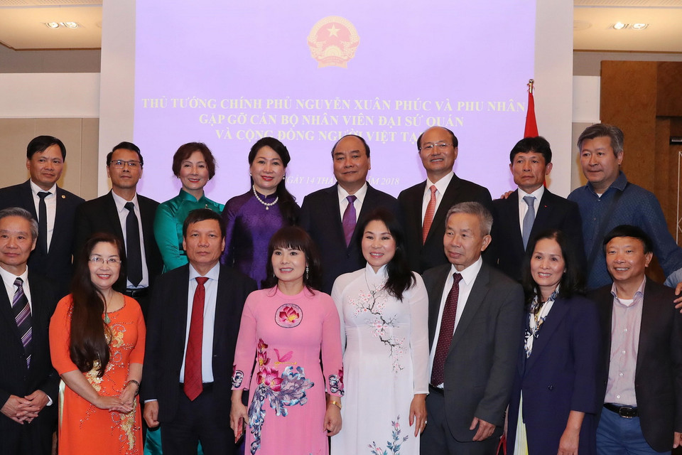 Thủ tướng Nguyễn Xuân Phúc, Phu nhân với cán bộ, nhân viên Đại sứ quán Việt Nam và đại diện cộng đồng người Việt tại Áo và một số nước châu Âu. (Ảnh: Thống Nhất/TTXVN)