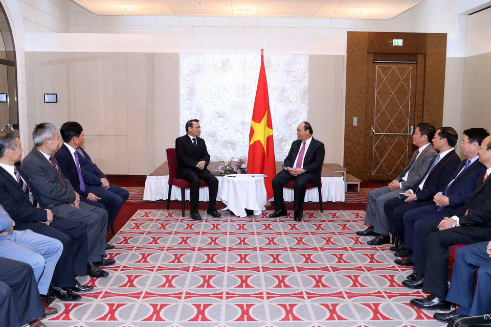 Thủ tướng Nguyễn Xuân Phúc tiếp Chủ tịch Liên hiệp Hội người Việt Nam tại châu Âu và Chủ tịch Hội người Việt Nam tại Cộng hòa Czech. (Ảnh: Thống Nhất/TTXVN)