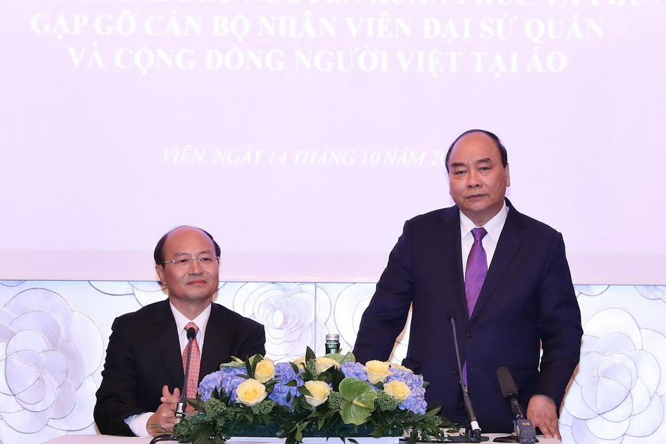 Thủ tướng Nguyễn Xuân Phúc nói chuyện với cán bộ, nhân viên Đại sứ quán Việt Nam và đại diện cộng đồng người Việt tại Áo và một số nước châu Âu. (Ảnh: Thống Nhất/TTXVN)