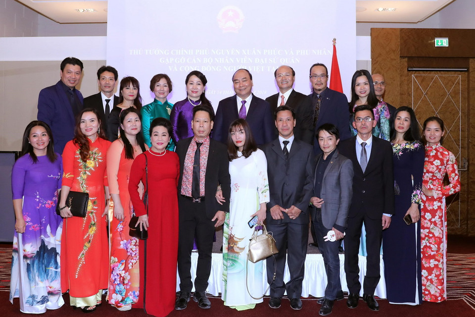 Thủ tướng Nguyễn Xuân Phúc, Phu nhân với cán bộ, nhân viên Đại sứ quán Việt Nam và đại diện cộng đồng người Việt tại Áo và một số nước châu Âu. (Ảnh: Thống Nhất/TTXVN)