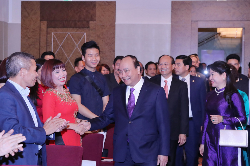 Thủ tướng Nguyễn Xuân Phúc, Phu nhân với cán bộ, nhân viên Đại sứ quán Việt Nam và đại diện cộng đồng người Việt tại Áo và một số nước châu Âu. (Ảnh: Thống Nhất/TTXVN)
