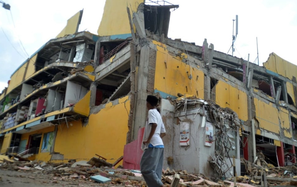 Nhiều người vẫn đang bị mắc kẹt trong các đống đổ nát, do vậy, ước tính số nạn nhân có thể tiếp tục tăng cao. (Nguồn: theguardian.com)