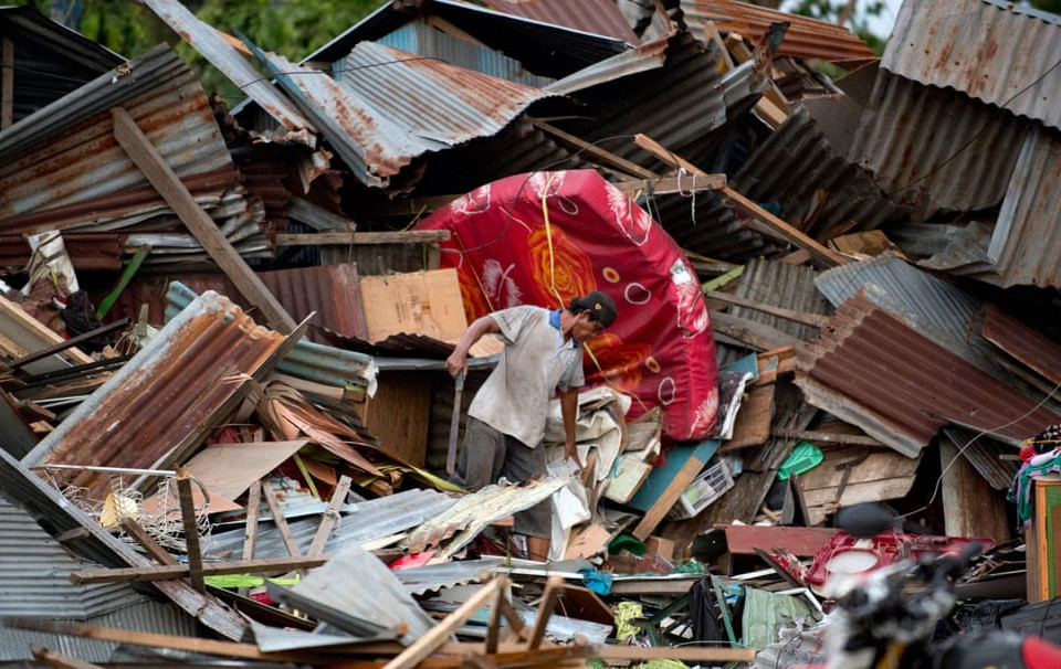 Cơ quan quản lý thảm họa quốc gia Indonesia cho biết số người thiệt mạng do trận động đất kèm theo sóng thần đã tăng lên ít nhất là 832 người. (Nguồn: theguardian.com)
