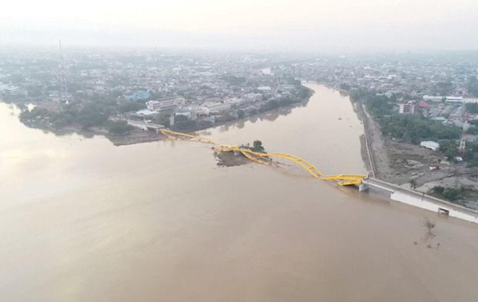 Các trận động đất này đã gây ra sóng thần, cướp đi sinh mạng hàng trăm người, phá hủy nhiều nhà cửa, công trình xây dựng trong khu vực. (Nguồn: theguardian.com)